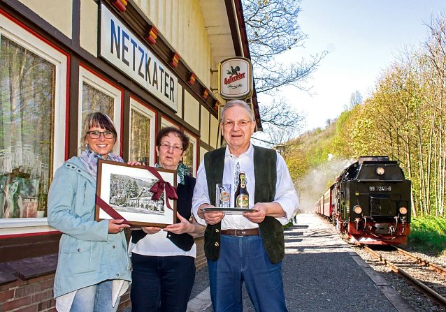 Bild: 30-j&auml;hriges Jubil&auml;um: Anne Walther von der HSB (links) gratulierte Christa und Reiner Gassel und &uuml;bergab ein historisches Foto von der Station Netzkater