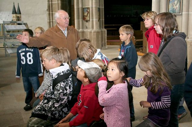 Bild: Gossmann erkl&auml;rt den Dom