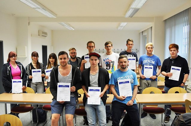 Bild: Die Teilnehmer am Seminar Existenzgr&uuml;ndung und Unternehmertum erhielten am 19. Mai ihr Abschlusszertifikat