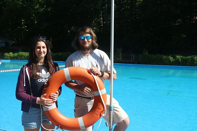 Bild: F&uuml;r die Sicherheit sorgen in der kommenden Saison Schwimmmeister Roland Gerlach und Rettungsschwimmerin Mareike Apel