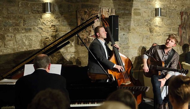 Bild: Das Matthias-B&auml;lzel-Jazz-Trio gastiert um 22.30 Uhr auf dem Blasiikirchplatz und bringt diesen zum Schwingen und Swingen