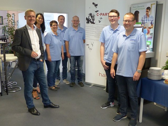 Bild: Gl&uuml;ckw&uuml;nsche des NUV zum 20. Firmenjubil&auml;um der C-Partner Systemhaus GmbH &uuml;berbrachte Nils Neu