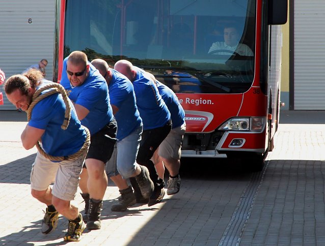 Bild: Wer kann am schnellsten ziehen? - Wettkampf zum Stadtwerke BeachCup