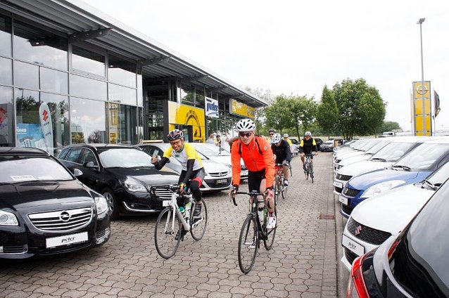 Bild: Auf geht�s nach Zerbst, dem Ziel der 3. Etappe. Gut 140 Kilometer liegen noch vor den Opel-Bankern.