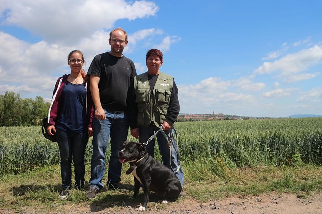 Bild: Sina, Christian, Frau Wahl und Terrier-H&uuml;ndin Emmi gl&uuml;cklich beim ersten Sommerfest des Nordh&auml;user Tierheims