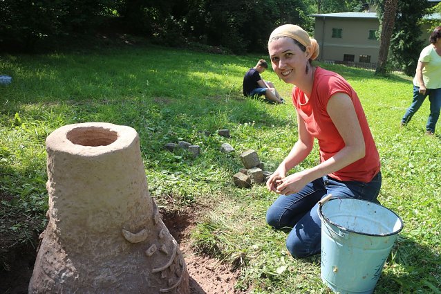 Bild: Arch&auml;ologin Nadine Holesch hat das Projekt fachlich und praktisch begleitet