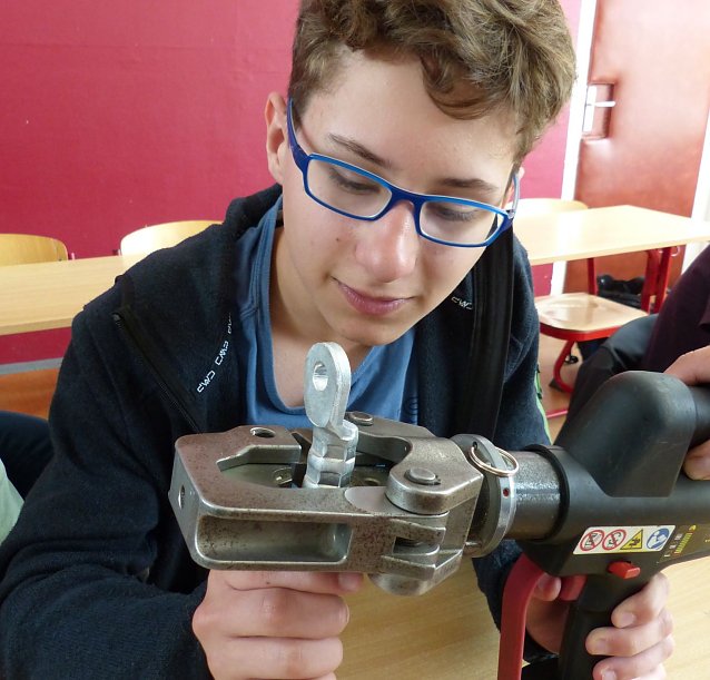 Bild: Handwerk ganz praktisch ausprobieren - an der Ellricher Oberschule war das jetzt m&ouml;glich