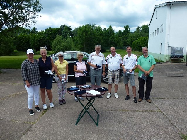 Bild: Ab aufs Gr&uuml;n hie&szlig; es vor kurzem wieder in Neustadt. Im Golfpark fand der zweite "BMW Fritze Golf Cup" statt.