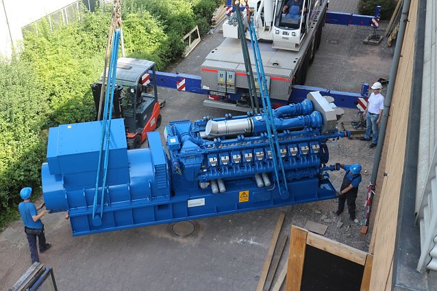 Bild: Aufgehangen und eingef&auml;delt - "Repowering" am Nordh&auml;user BHKW