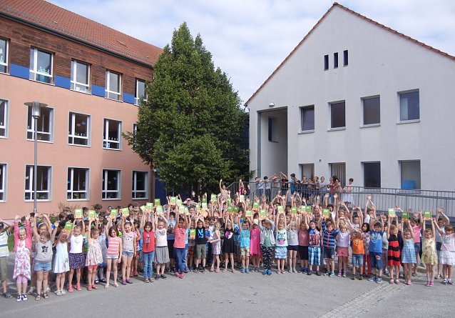 Bild: Neue Hausaufgabenhefte f&uuml;r 2500 Sch&uuml;ler