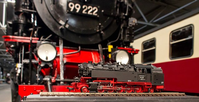 Bild: Klein trifft Gro&szlig;: Das 1:87-Modell der 99 222 bildet ihr Vorbild (im Hintergrund) detailgetreu nach