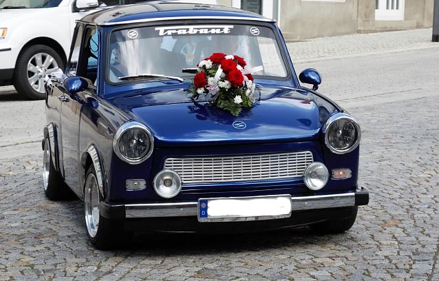 Bild: Hochzeitstrabbi vor dem Standesamt
