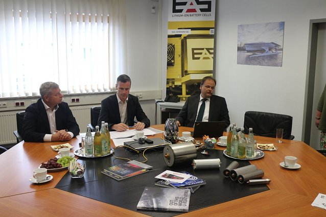 Bild: v.l.: Gesch&auml;ftsf&uuml;hrer Michael Deutmeyer, Insolvenzverwalter Dr. Peter Staufenbiel und Unternehmensvertreter Guido Weiler