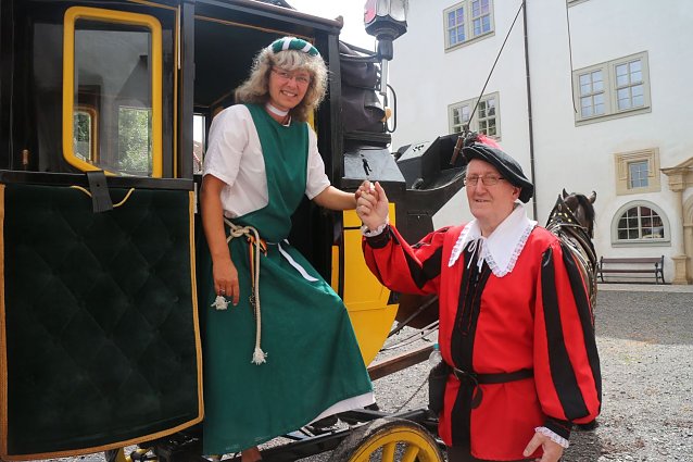 Bild: Im historischen Dress werden am Sonntag auch einige Heringerinnen und Heringer auftreten, hier Jeannette Heidrich und Karl Sander