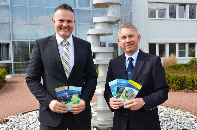 Bild: Prof. Dr. J&ouml;rg Wagner (HSN-Pr&auml;sident) und Oliver W&ouml;nnmann (Gesch&auml;ftsf&uuml;hrer der Feuer Powertrain GmbH & Co. KG) (v.l.)