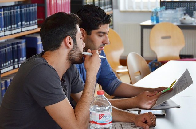 Bild: Lernort Hochschulbibliothek � Die Teilnehmenden haben nicht nur Lehrveranstaltungen in den Seminarr&auml;umen, sondern erhalten auch in der Bibliothek mit den verschiedenen M&ouml;glichkeiten der Mediennutzung Unterricht