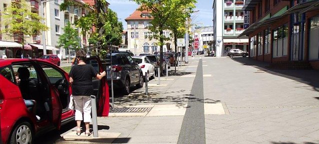 Bild: Seit Jahr und Tag bekannt: Problem Parkbuchten Rautenstra&szlig;e. Ge&auml;ndert hat sich nichts. B&uuml;rgermeisterin Jutta Krauth will es nach einer SPD- Stammtisch- Runde in das Rathaus bringen. Wie oft  soll es dort noch landen?