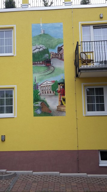 Bild: Das i-T&uuml;pfelchen auf der Fassade - das Gasthaus "Zur Goldenen Aue" wurde versch&ouml;nert