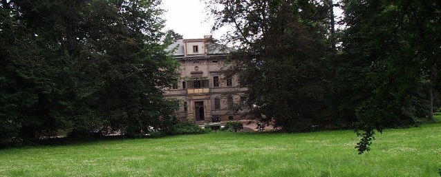 Bild: Auf der Wiese vor der Villa soll ein modernes Vier-Sterne-Hotel  entstehen. Die Variante aus Glas w&uuml;rde die Optik des Parks total zerst&ouml;ren.