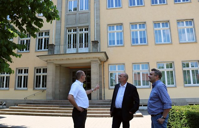 Bild: v.l.:  l.n.r.: Matthias Jendricke, Hans-Georg M&uuml;ller und Gunnar Reuter vor dem neuen "zu Hause" der Sch&uuml;lerinnen und Sch&uuml;ler des Humboldt-Gymnasiums