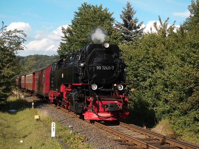 Bild: Einfahrt des HSB Dampfzuges vom Brocken am Abend des 08.07.2017 in Nordhausen Altentor. Der Zug wird gefahren von der Neubaulok 99 7240-7.