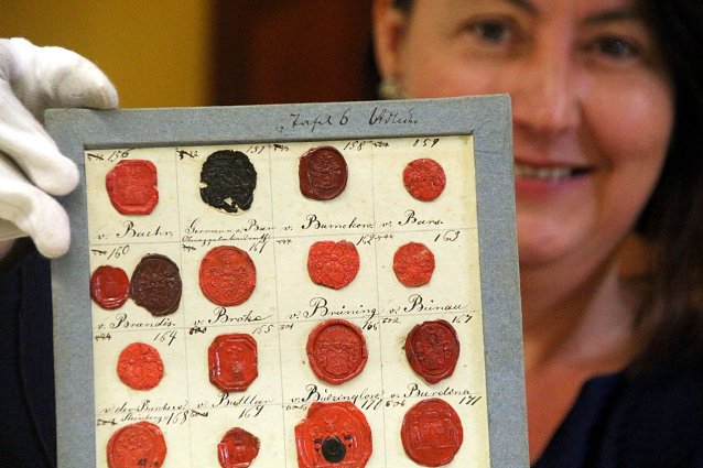 Bild: Der Wert der Sammlung liegt in der Vielfalt - Susanne Hinsching mit historischen Siegeln