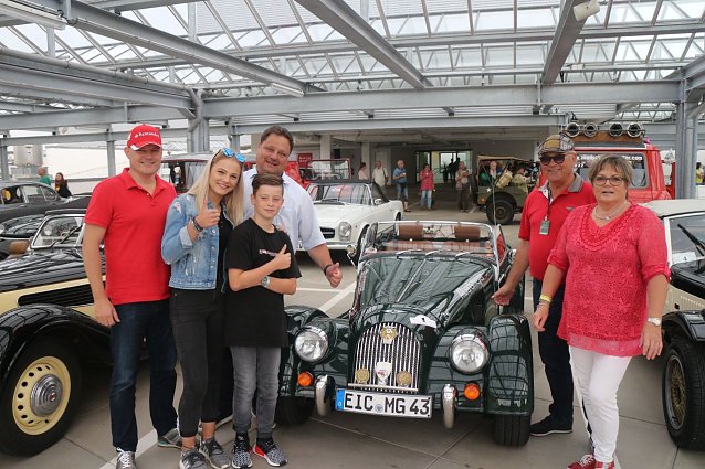Bild: Familie Albertsmeyer sponserte die Harzklassik und fuhr gleich mit, links: S&ouml;hne Michael und Sascha mit Enkeln Emily und Finn, rechts: Uwe Albertsmeyer mit Familienoberhaupt Margret Albertsmeyer