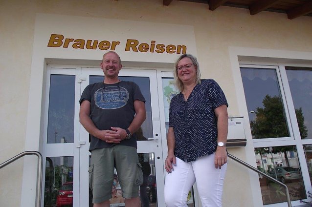 Bild: Verstehen sich gut: Thomas Erbsmehl und Katrin Brauer, die heute mit ihrem Mann das Reiseunternehmen f&uuml;hrt.
