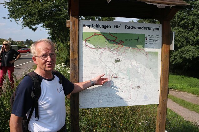 Bild: Lothar Burkhardt am Van-der-Foer-Damm: die alte Beschilderung ist teilweise kaum noch zu entziffern