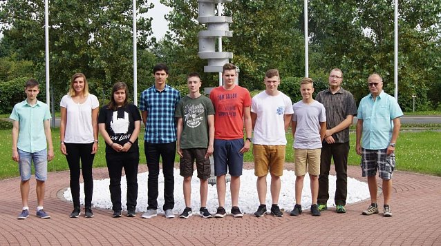 Bild: Acht neue Azubis begr&uuml;&szlig;te man Anfang August bei Feuer Powertrain