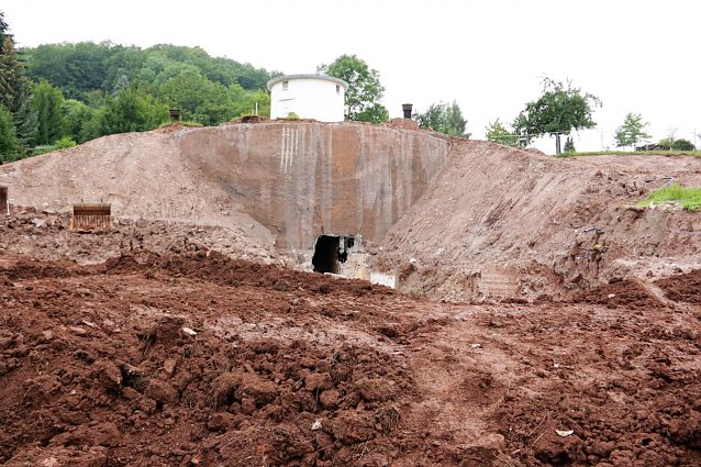 Bild: Ein Teil des alten Hochbeh&auml;lters in der Burgstra&szlig;e wurde freigebaggert. &Uuml;ber das Loch in der Wand wurden die Stahlst&uuml;tzen eingebaut. Diese sollen die R&uuml;ckwand des alten Beh&auml;lters stabilisieren, ehe der Rest abgerissen wird