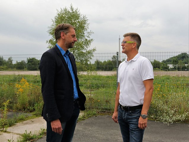 Bild: ei einem Vor-Ort-Termin Anfang August stimmten sich Harztor-B&uuml;rgermeister Stephan Klante und Andr&eacute; Materlik, Leiter des Knauf-Werks in Rottleberode, &uuml;ber die weitere Vorgehensweise ab