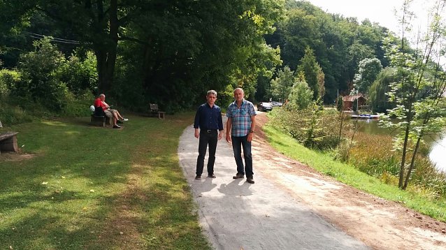 Bild: v.l.: Herr Erfurt und Herr Heinemann bei der &Uuml;bergabe des Gehweges am Neust&auml;dter Gondelteich