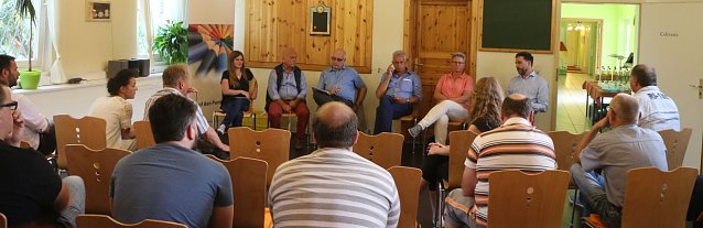 Bild: Podiumsdiskussion zu sozialen Fragen im Mehrgenerationenhaus