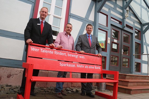 Bild: v.l.: Sebastian Gr&auml;ser, Holger Niebhagen und Thomas Seeber bei der &Uuml;bergabe der neuen B&auml;nke