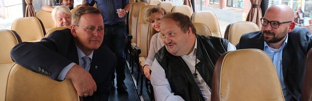 Bild: v.l.: Ministerpr&auml;sident Bodo Ramelow, der Betriebsratsvorsitzende von Feuer powertrain Herr Eisenach und OB Kandidat f&uuml;r die Linke, Michael Mohr