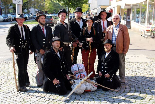 Bild: Wandergesellen am Nordh&auml;user Rathaus