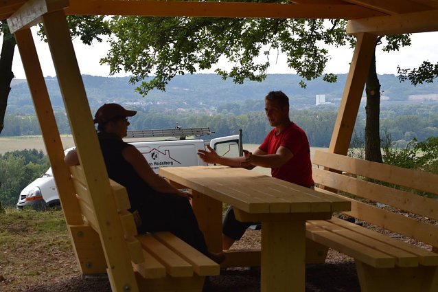 Bild: Am vergangenen Freitag konnten die Mitglieder des Heimat- und Kulturvereins S&uuml;lzhayn nach einj&auml;hriger Planungsphase am Steinkreuz in S&uuml;lzhayn eine Sitzbankgruppe mit herrlichem Ausblick feierlich einweihen. 