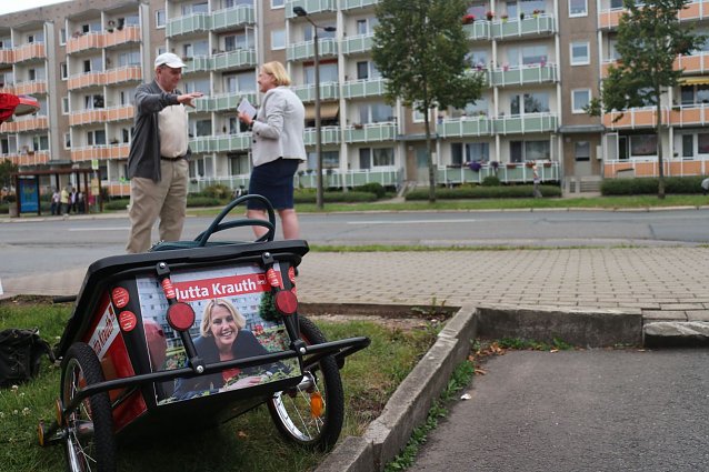 Bild: B&uuml;rgermeisterin Jutta Krauth im Stra&szlig;enwahlkampf