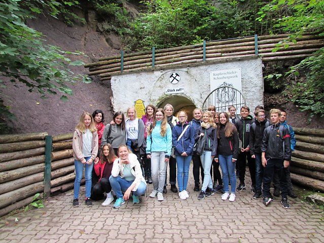 Bild: Zu Besuch in der Langen Wand - die Sch&uuml;lerinnen und Sch&uuml;ler des Humboldt-Gymnasiums