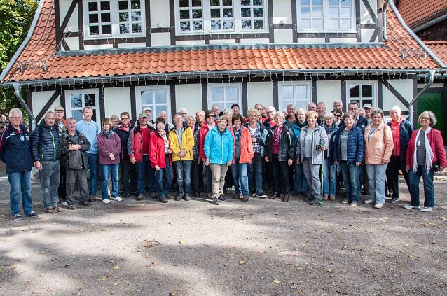 Bild: Seniorensportgruppe unterwegs auf ihrer Herbstwanderung
