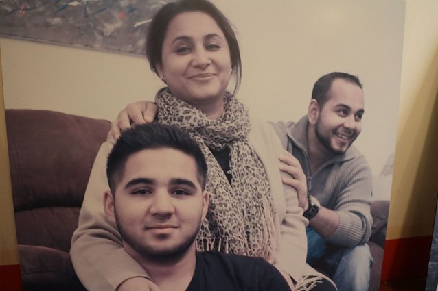 Bild: Familie Khan im Jahr 2015 in der Ausstellung im Weltladen