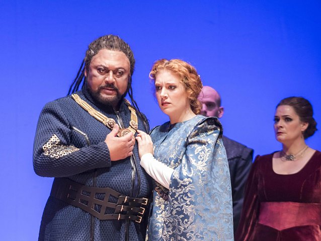 Bild: Othello auf der B&uuml;hne und im Gespr&auml;ch