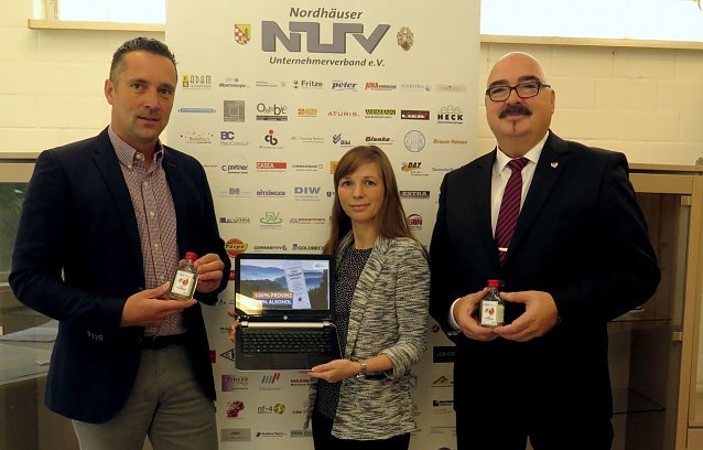 Bild: v.l.: Niels Neu, Claudia Rheinl&auml;nder (beide Nordth&uuml;ringer Unternehmerverband) du Herrn Robert Becke (Nordbrand Nordhausen)