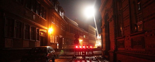 Bild: Einsatzende bei Flutlicht - Feuerwehr konnte Dach in der Dr.-K&uuml;lz-Stra&szlig;e sichern