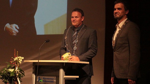 Bild: Zwei M&auml;nner, zwei Ketten: Hochschulpr&auml;sident Prof. Dr. J&ouml;rg Wagner und Oberb&uuml;rgermeister Kai Buchmann begr&uuml;&szlig;ten die neuen Studierenden in Nordhausen