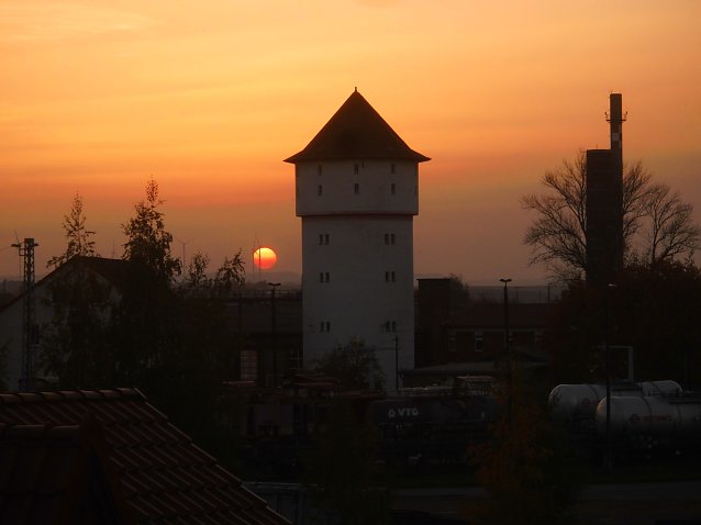 Bild: Sonnenuntergang am Nordh&auml;user Wasserturm. Blick von der Zeppelinbr&uuml;cke am Abend des 17.10.2017.