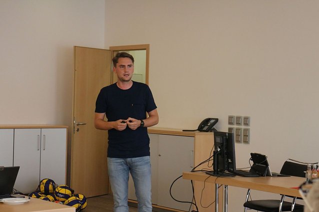 Bild: Christoph Hein berichtete von den Elf "Bewegungsstationen" am Herder Gymnasium