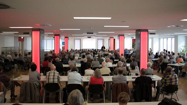Bild: Seit 2013 finden j&auml;hrlich zahlreiche &ouml;ffentliche, kostenfreie Vortr&auml;ge f&uuml;r interessierte B&uuml;rgerinnen und B&uuml;rger zu Gesundheitsthemen in der Kantine statt