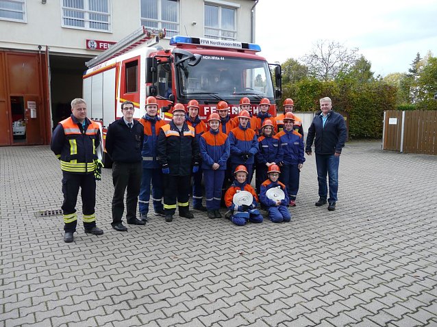Bild: Ausr&uuml;stung der Jugendfeuerwehr Mitte erg&auml;nzt